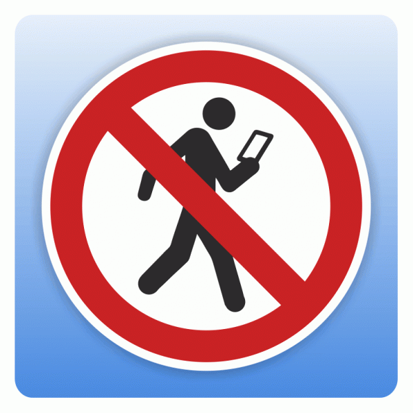 Verbotsschild Smartphone benutzen beim Gehen verboten